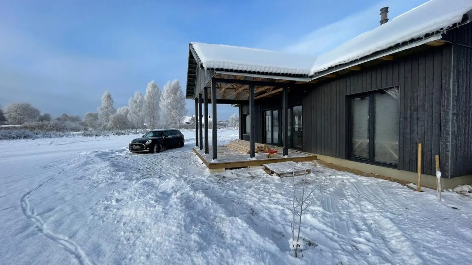 wooden windows installation at Klapkalnciems Residential House, Klapkalnciems, Latvia