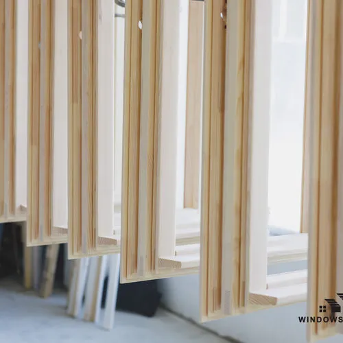 Деревянные окна vs ПВХ: рамы из клеёной сосны на покрасочной линии Windows Latvia в Калнциемсе