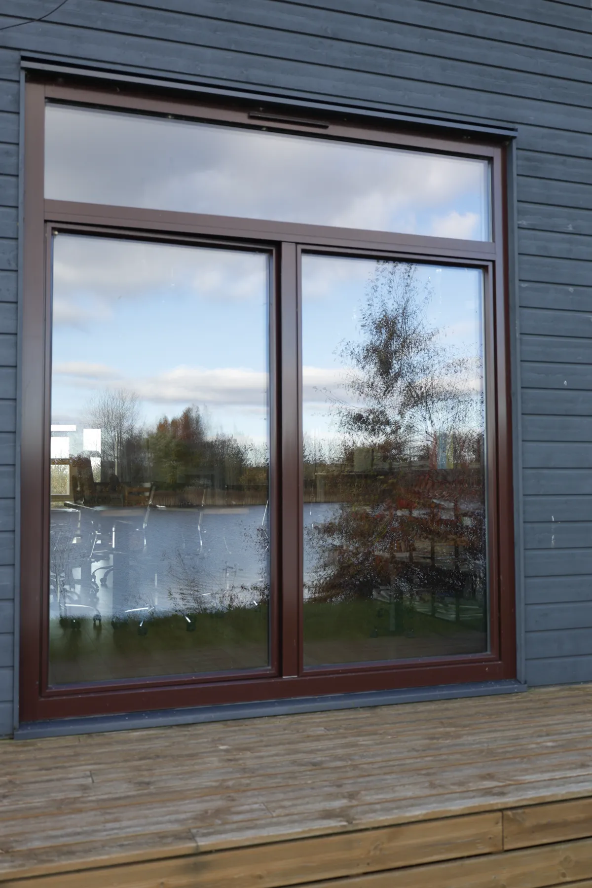 Деревянные окна vs ПВХ: готовое триплексное окно ECO 92 на фасаде