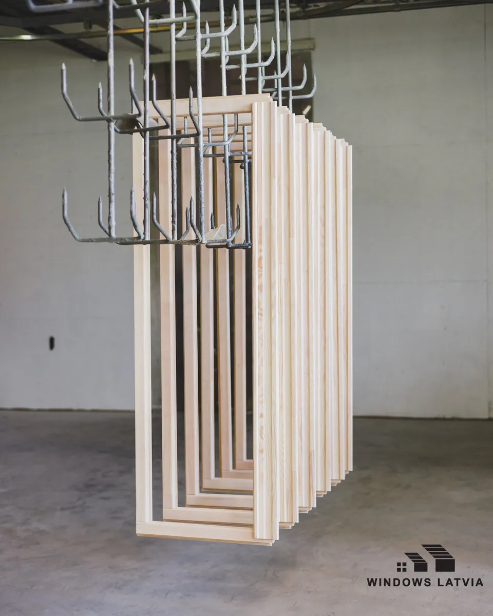 Цены Windows Latvia - деревянные рамы сохнут после покраски на заводе в Калнциемсе
