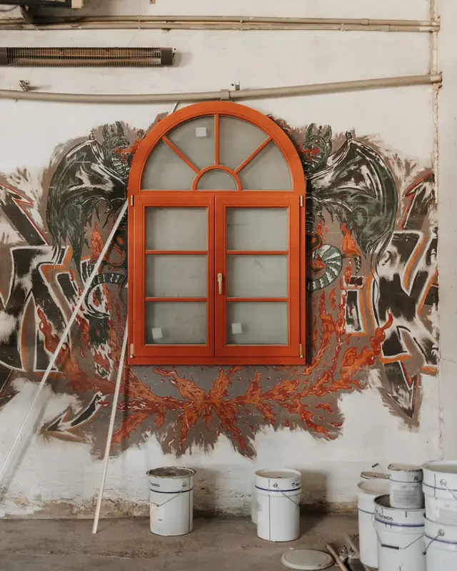 Цены Windows Latvia - арочное деревянное окно в нашем цехе