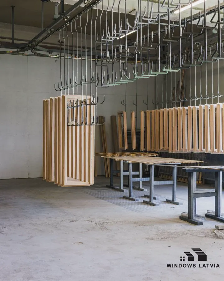 Краска для деревянных окон: подготовленные профили клеёной сосны перед финишным слоем