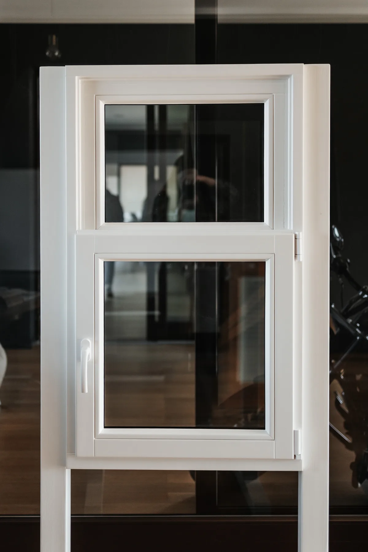 Holandes stila koka logs ar tumšu ārpuses apdari un horizontālu šķērskoku