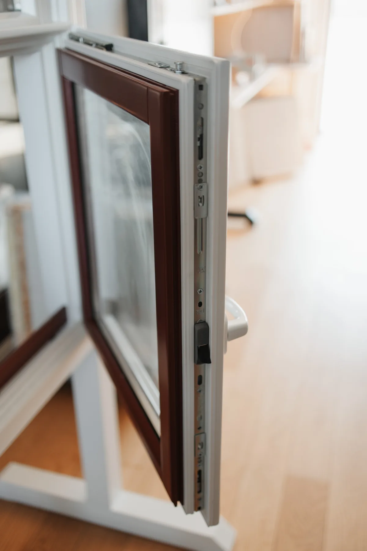 Holandes stila loga uz iekšu verama verami-atgāžama vērtne atvērtā stāvoklī