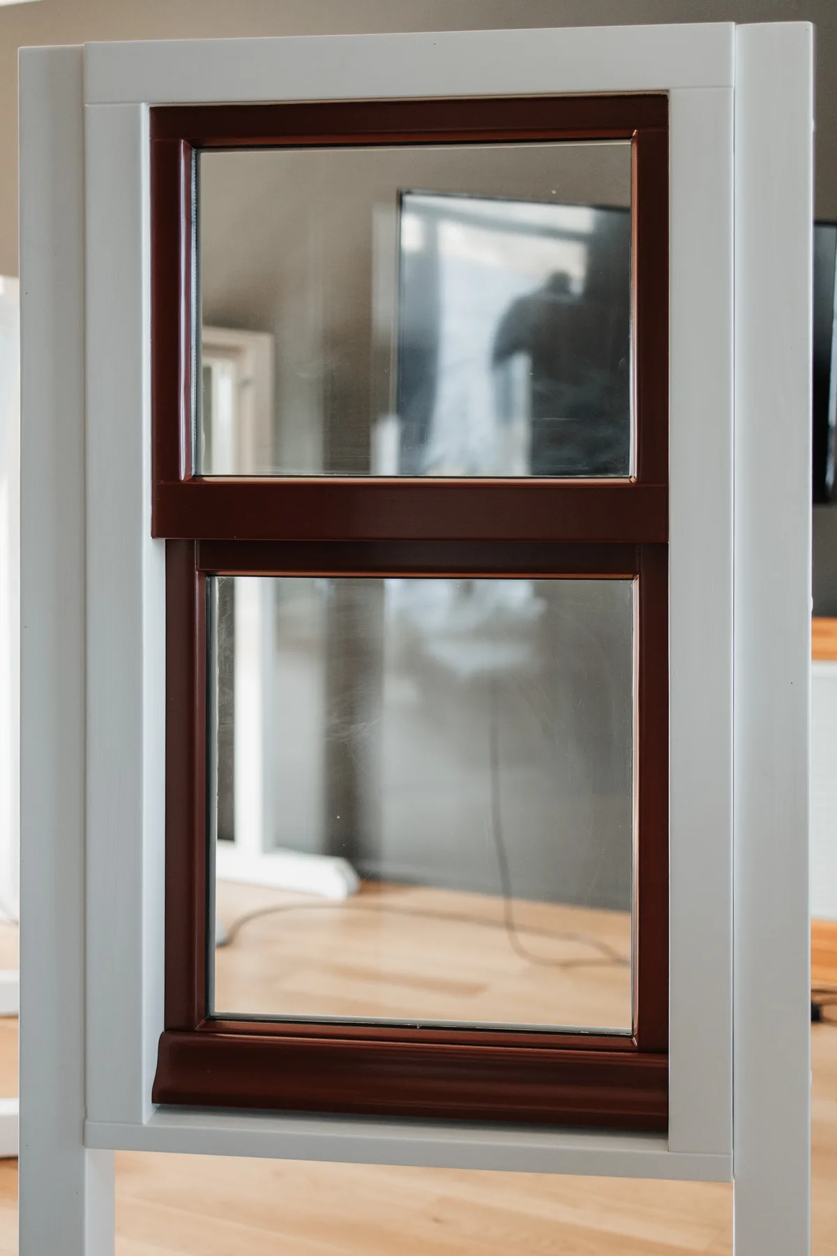 Slīpi nogrieztas vērtnes malas tuvplāns uz Holandes stila koka loga