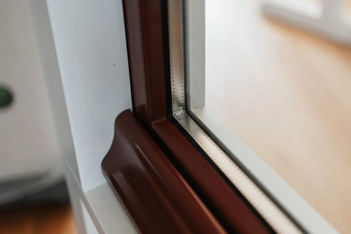 Holandes kanālmāju stila koka logi uz dzīvojamās ēkas fasādes