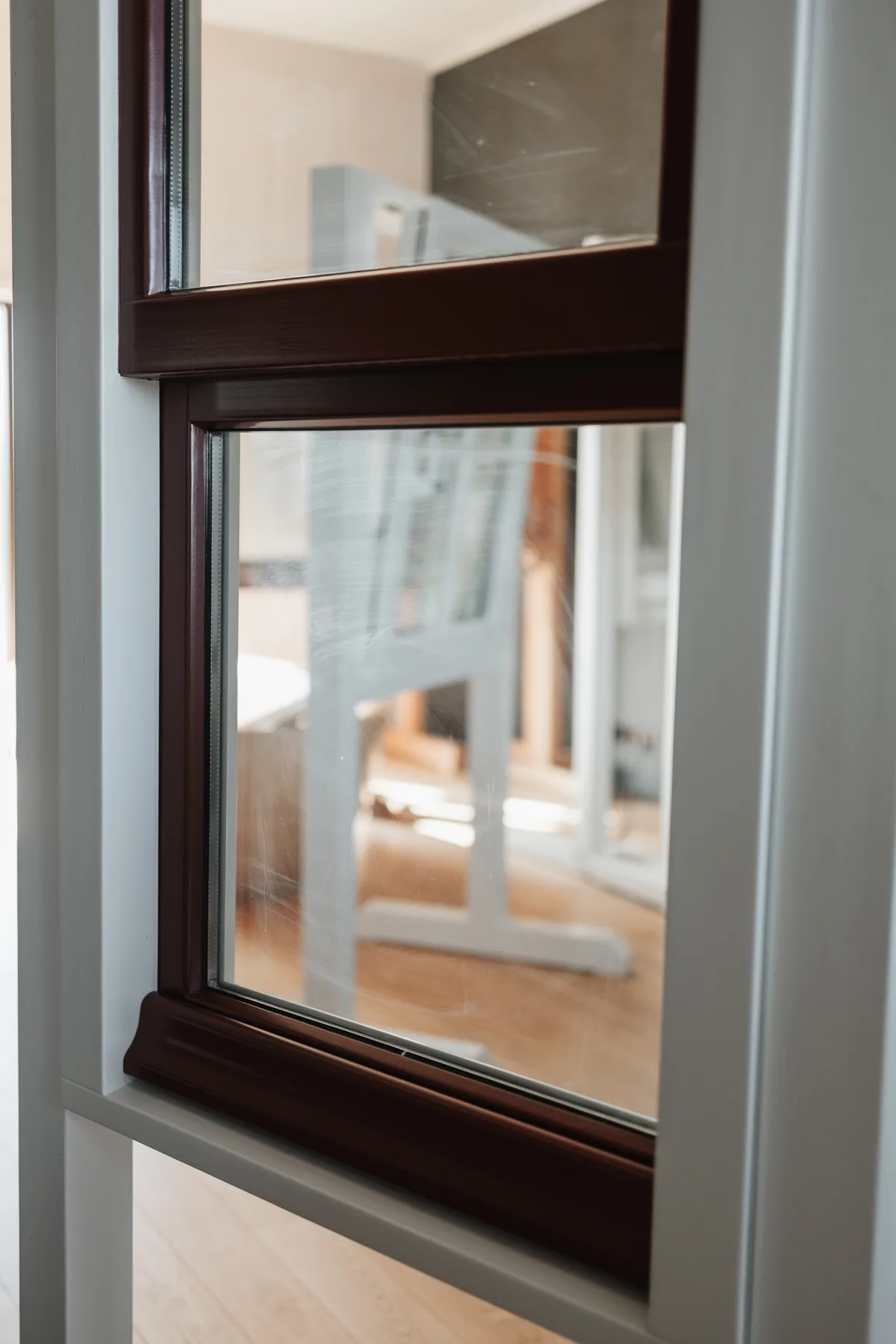 Holandes stila koka loga uzstādīšana uz vēsturiskas fasādes